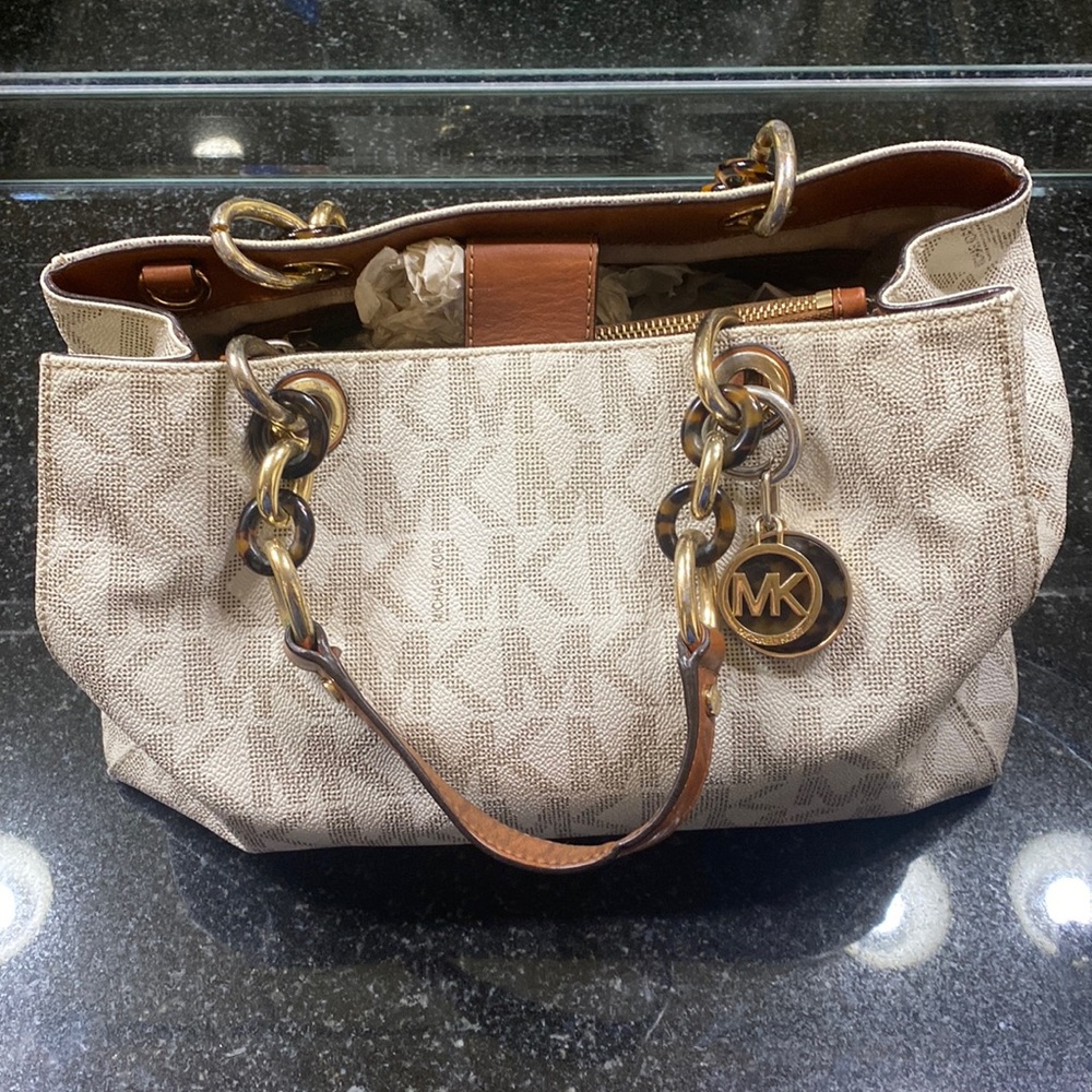 ❤️Michael Kors bag, cream color with gold, matching wallet, shoulder strap